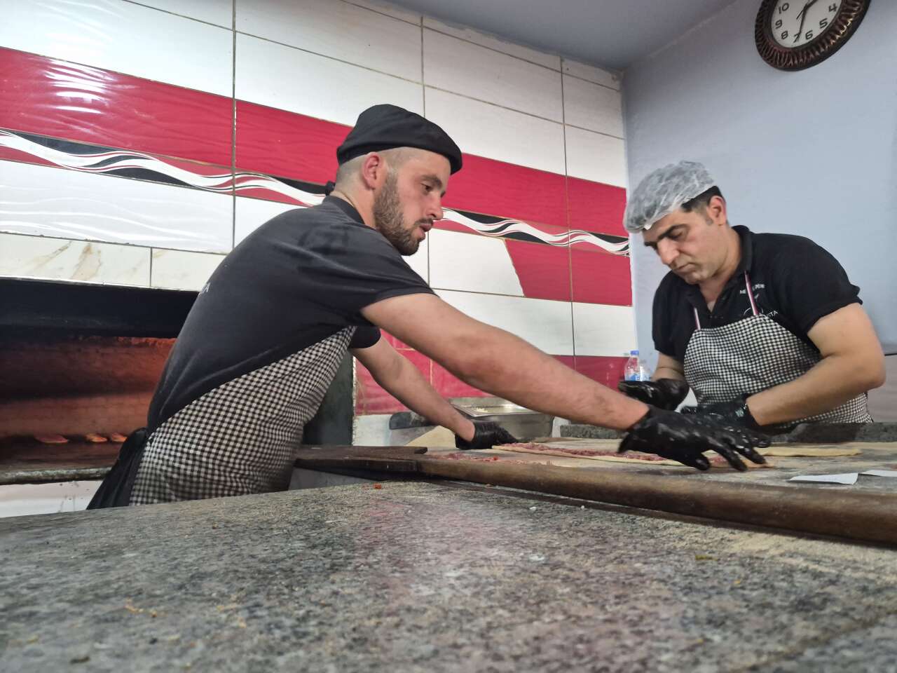 Yaz sıcağı dinlemiyor! 300 derecelik fırında Konya’nın tescilli lezzetini pişiriyor 5